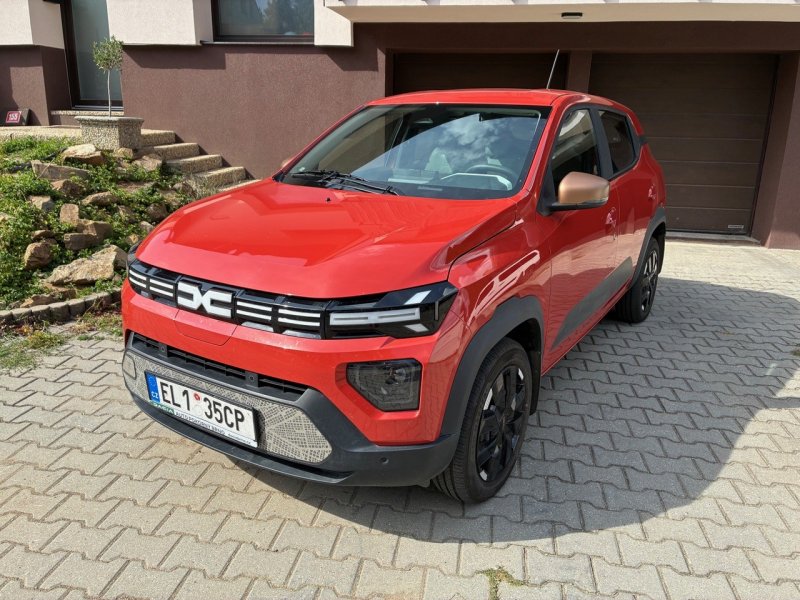 Fotografie červeného automobilu
